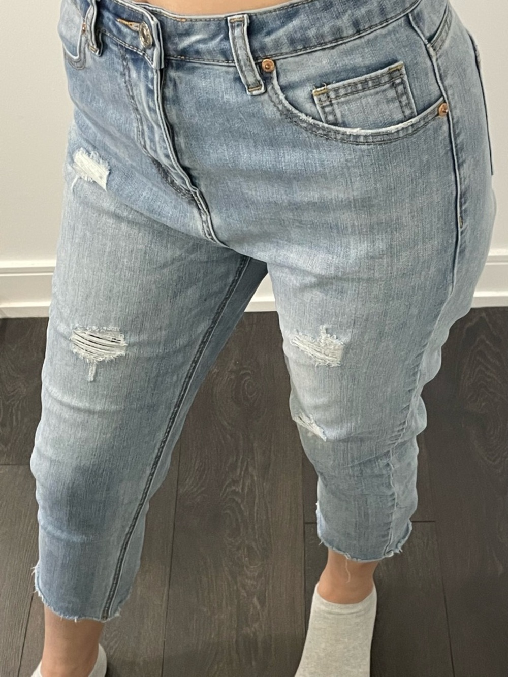 Light Wash Distressed Women’s Jeans - Casual Cropped Fit